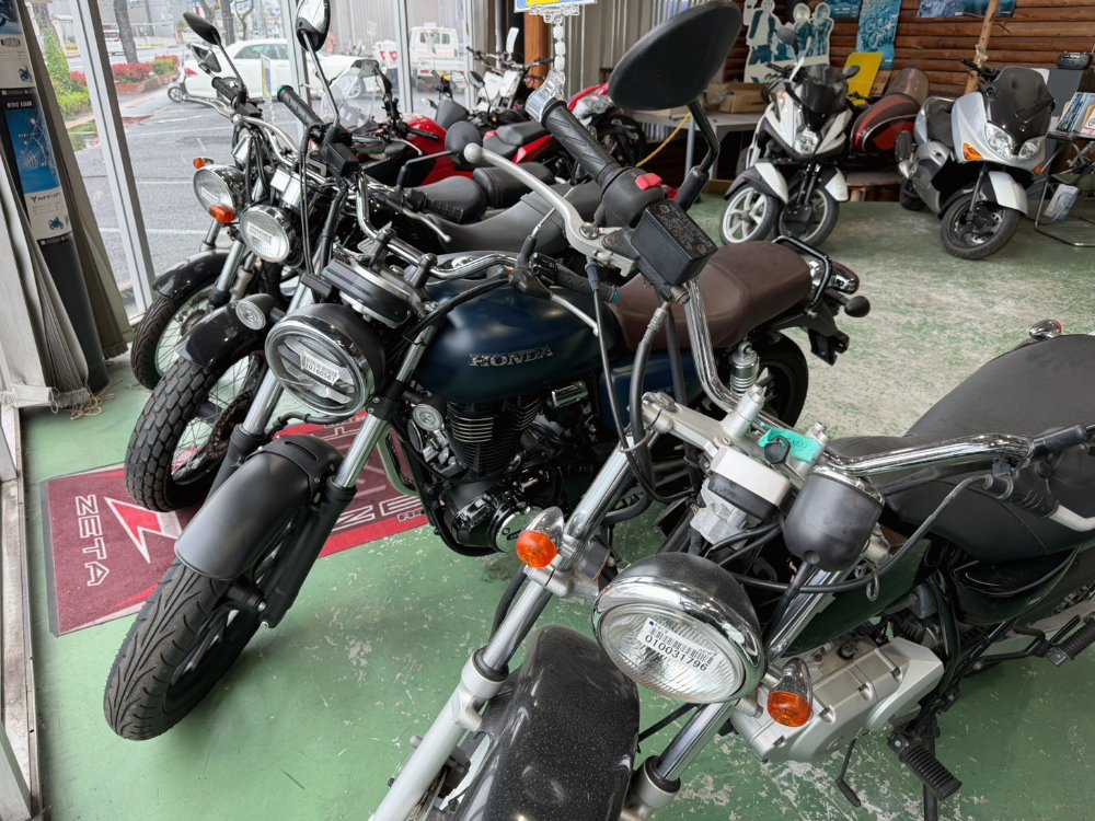 ショールームのバイクたち